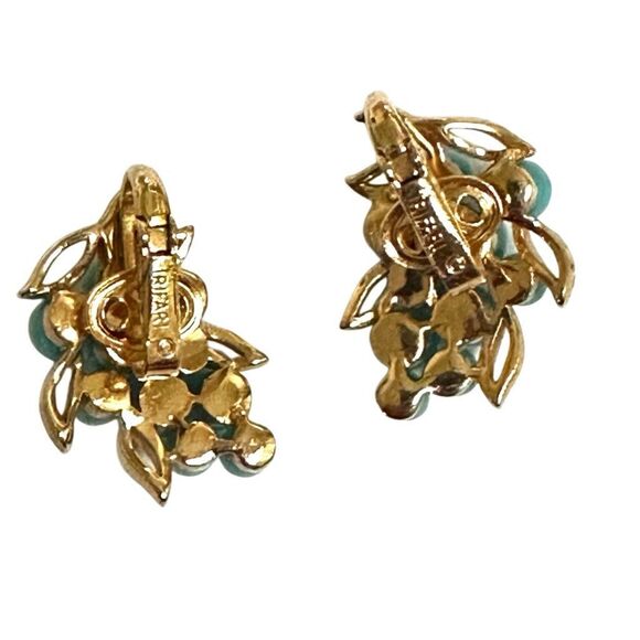 Vintage Crown Trifari gold tone turquoise beaded clip on earrings - Picture 7 of 10